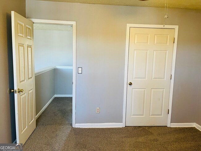 Building Photo - 2119 Manhattan Pkwy