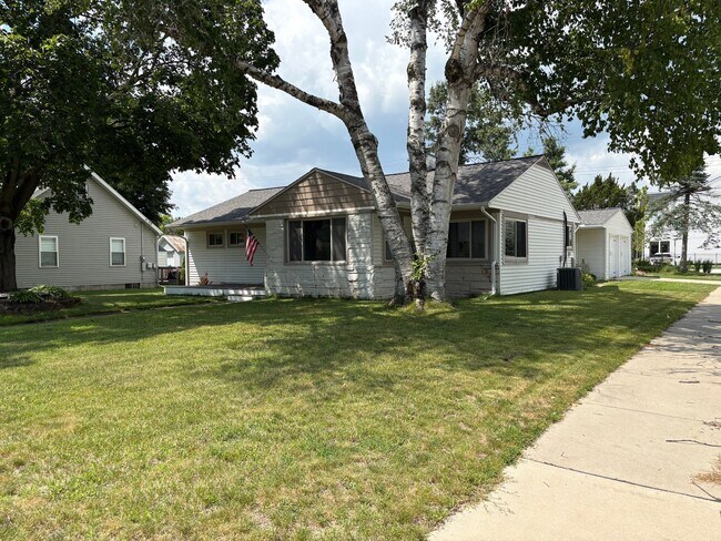 Building Photo - 1006 State St