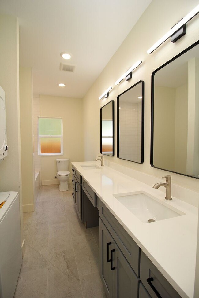 Building Photo - 4660-4660 SW Fairvale Ct