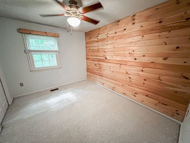 Building Photo - Remarkable Home With Spacious Deck And Detached Parking In A Quiet Cul De Sac In Woodbine Woods