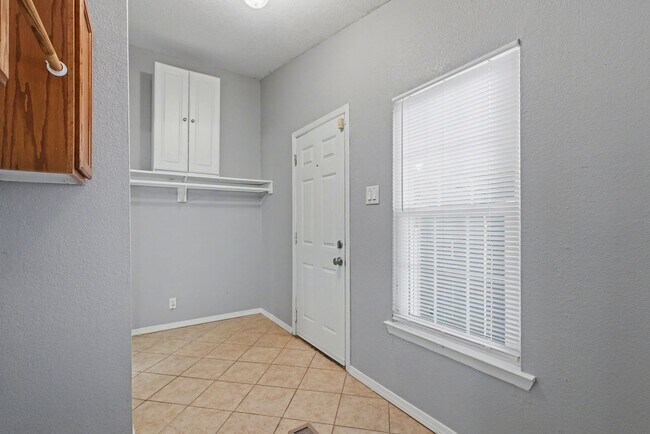 Building Photo - 3-Bed Home with Fireplace, Fenced Yard & Flexible Living Space