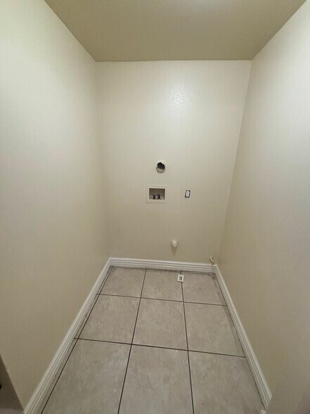 Building Photo - 326 E 101st St