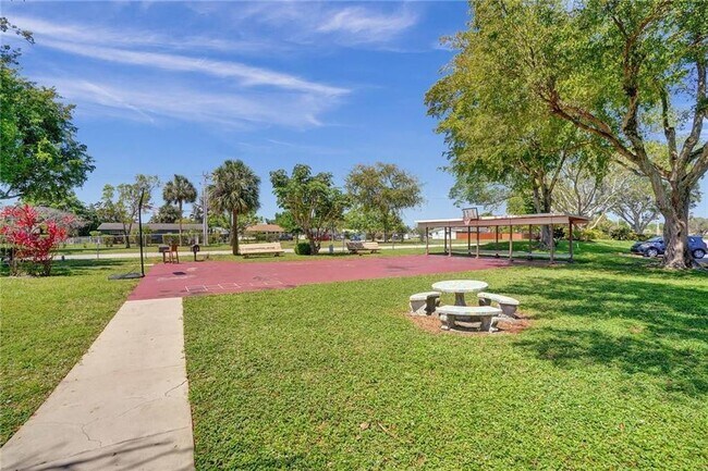 Building Photo - 7895 Margate Blvd