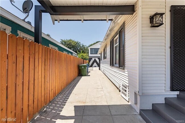 Primary Photo - 3 br, 2 bath Triplex - 1003 Calzona St # 1