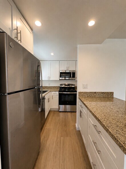 Building Photo - 108 N Helberta Ave