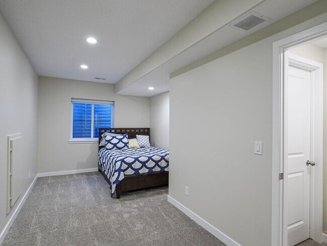 Building Photo - Beautiful House in Excellent Daybreak Loca...