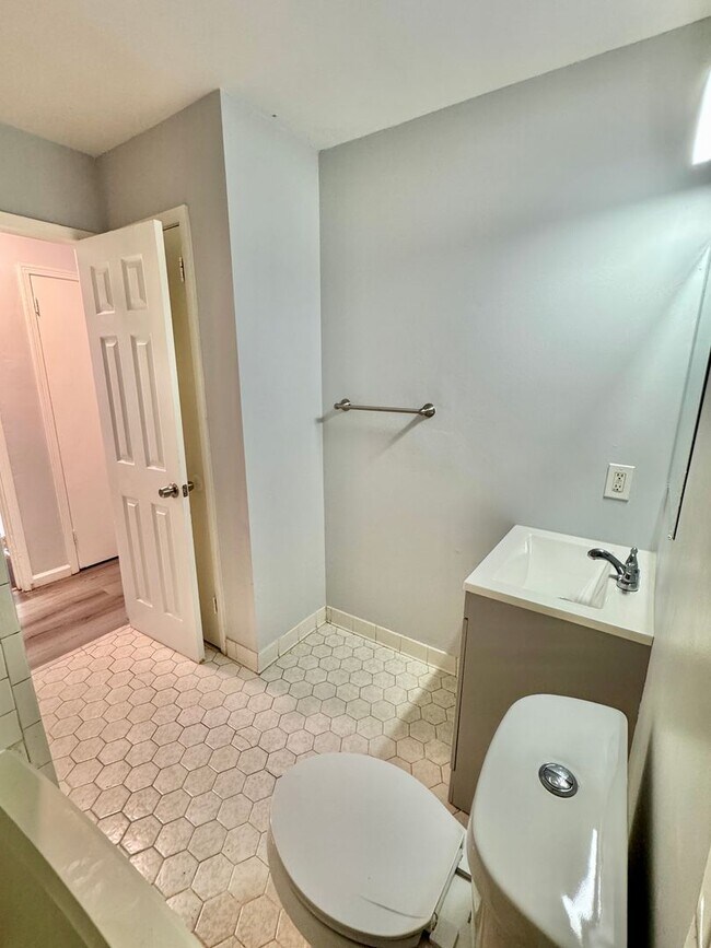 Building Photo - Charming 3-bedroom waiting to be yours !!