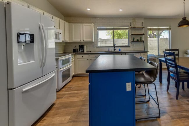 Building Photo - 2730 E Terrace Ave