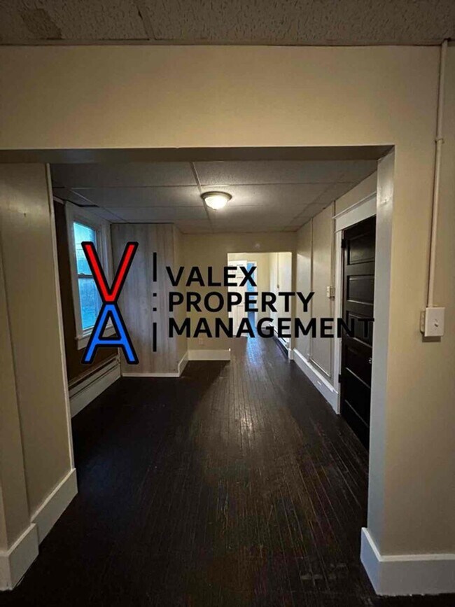 Building Photo - 552 Main St