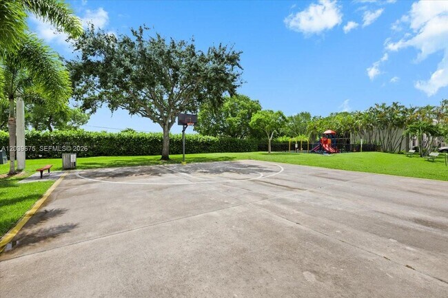 Building Photo - 999 Hamilton Dr