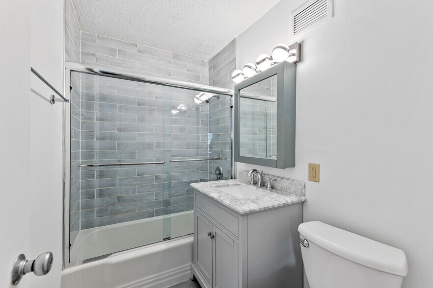 Full bathroom - 1919 N Summit Ave