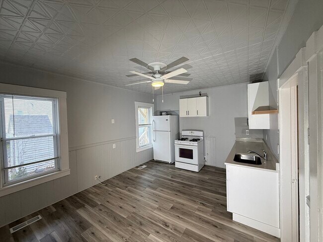 Building Photo - 227 White St