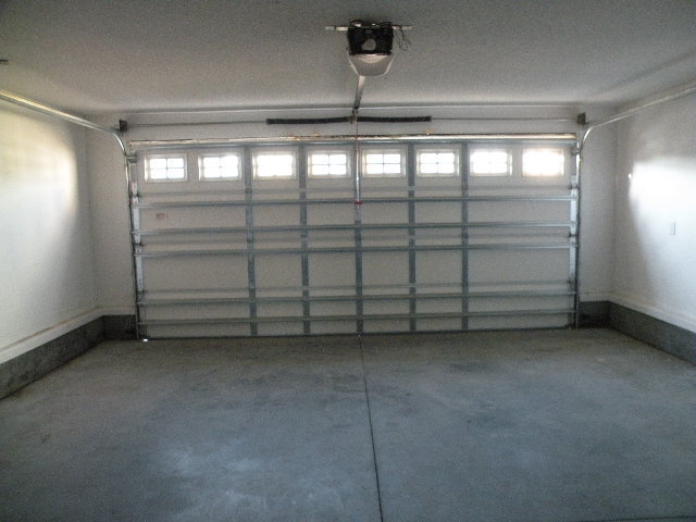 Building Photo - Near new home in comfortable family community