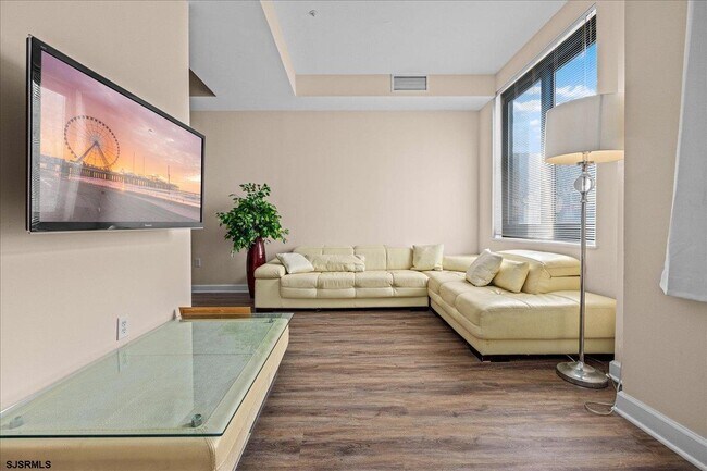 Building Photo - 526 Pacific Ave