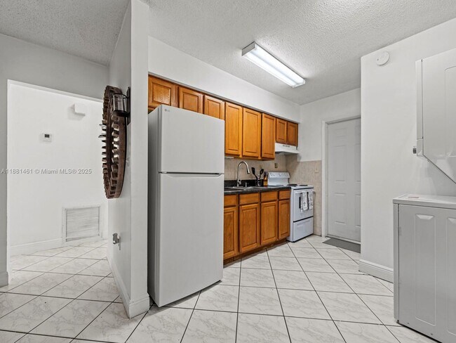 Building Photo - 6161 SW 44th St