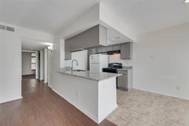 Building Photo - Updated 2 Bed, 2 Bath Condo – Walk to Lake Ray Hubbard!