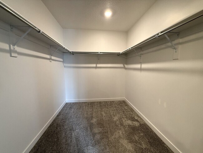 Building Photo - Townhome available now in Haven Dell!