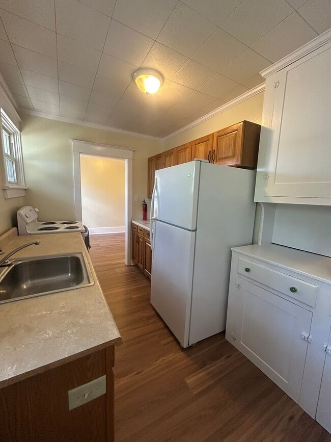 Building Photo - Charming 3-Bed, 1-Bath Home on Gill Street...