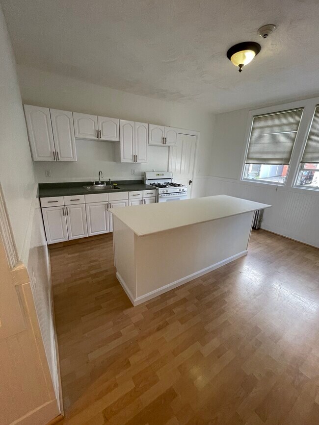 Building Photo - 112 Waterman St