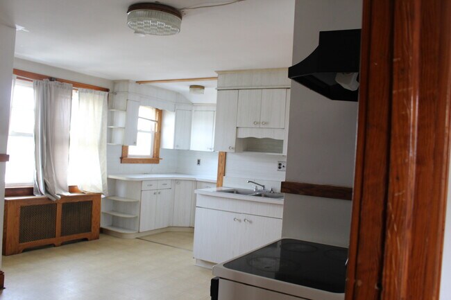 Building Photo - 20 Merrill St