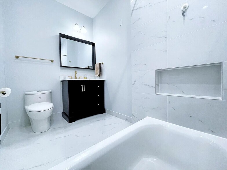 Bathroom 2 - 1400 S Michigan Ave