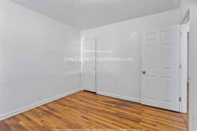 Building Photo - Charming Three Bedroom in Woodstock Neighborhood!