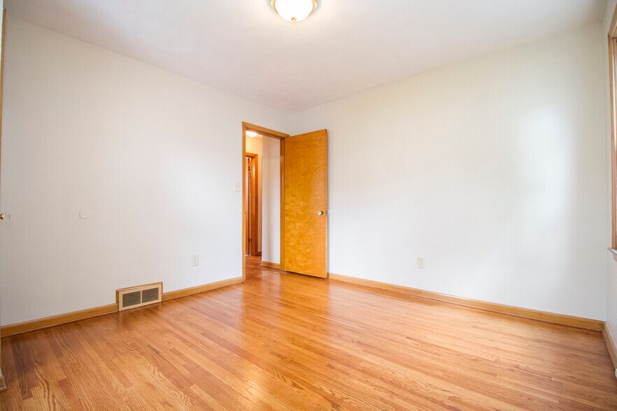 Building Photo - 320 Somerset St