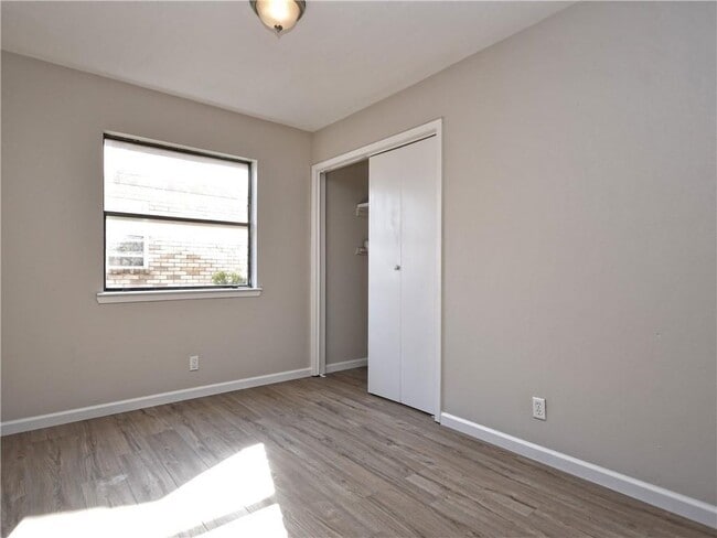 Building Photo - 5502 Rose Hill Cir
