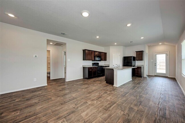 Building Photo - 105 Calgary Ln