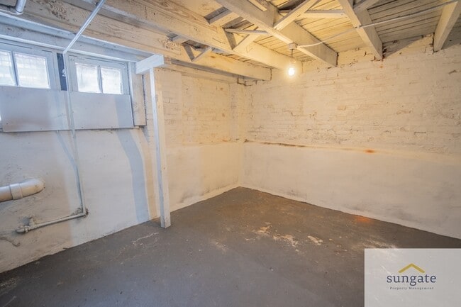 Building Photo - 213 E 33rd St