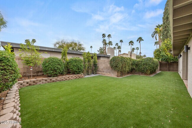 Building Photo - 8649 N Willowrain Ct