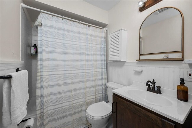 Building Photo - Ranch-style residence offers 3 bedrooms an...