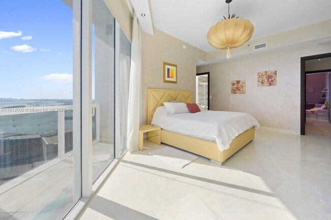 Building Photo - 16001 Collins Ave