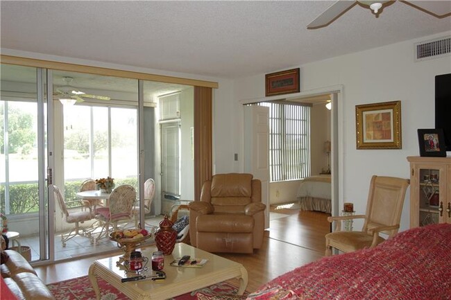 Building Photo - 2901 S Palm Aire Dr