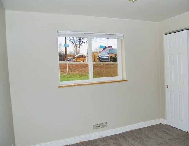 Building Photo - Updated 3Bedroom- In-Unit Laundry-$1,000 Move-In credit