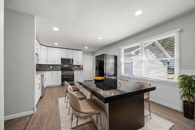 Building Photo - 115 E Sycamore Rd