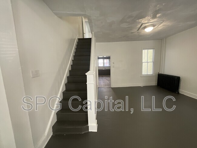 Building Photo - 573 W Princess St