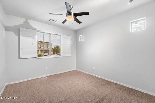 Building Photo - 2039 E Saddlebrook Rd