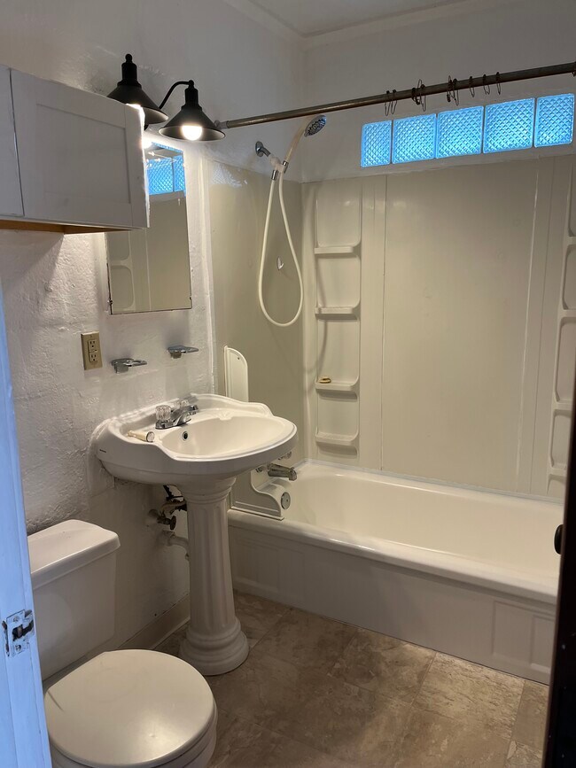 Building Photo - 214 Bird Ct