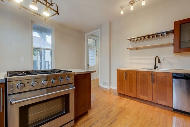 Building Photo - AVAILABLE AUGUST 2026 - Unique 3 Bedroom + den w/ Central AC in the South Side Slopes!