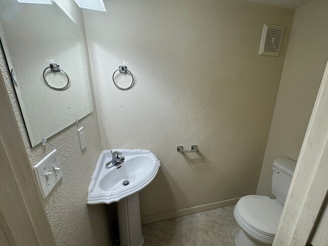 Building Photo - Spacious 3 bedroom, 2.5 bathroom Duplex