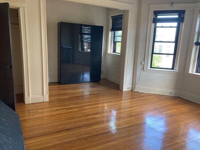 Building Photo - 43 Glenville Ave