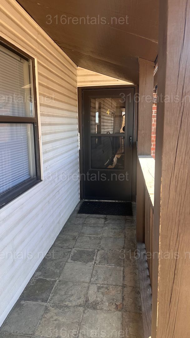 Building Photo - $750 - 2 bed 1 bath - Second floor Apartment