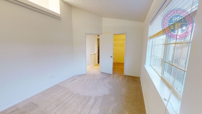 Building Photo - Updated Townhome with Detached Garage! Close to Shops & Restaurants