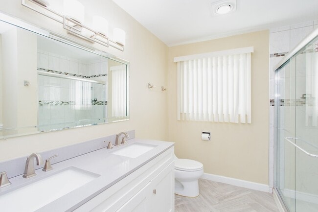 Building Photo - 720 Durham Ln