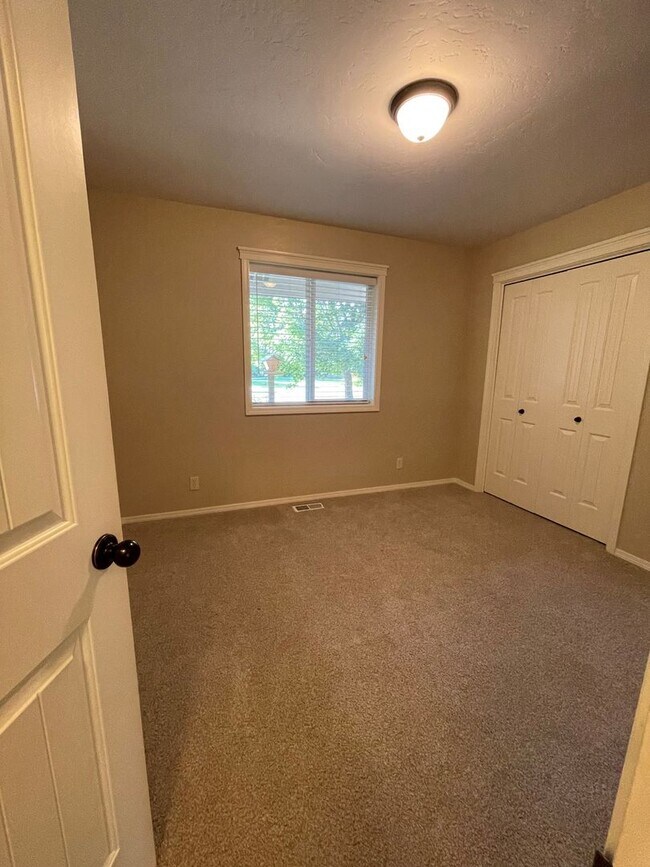 Building Photo - Spacious 3-Bed + Den Home in Hollybrook Su...