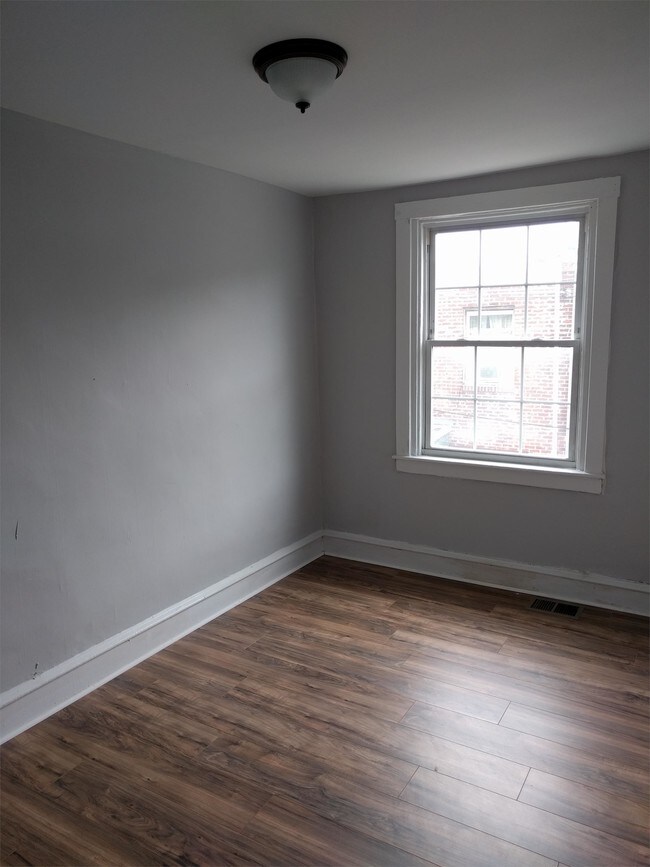 Building Photo - 6005 N Woodstock St