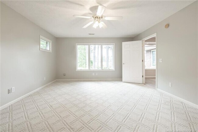 Building Photo - 789 Daphne Ln