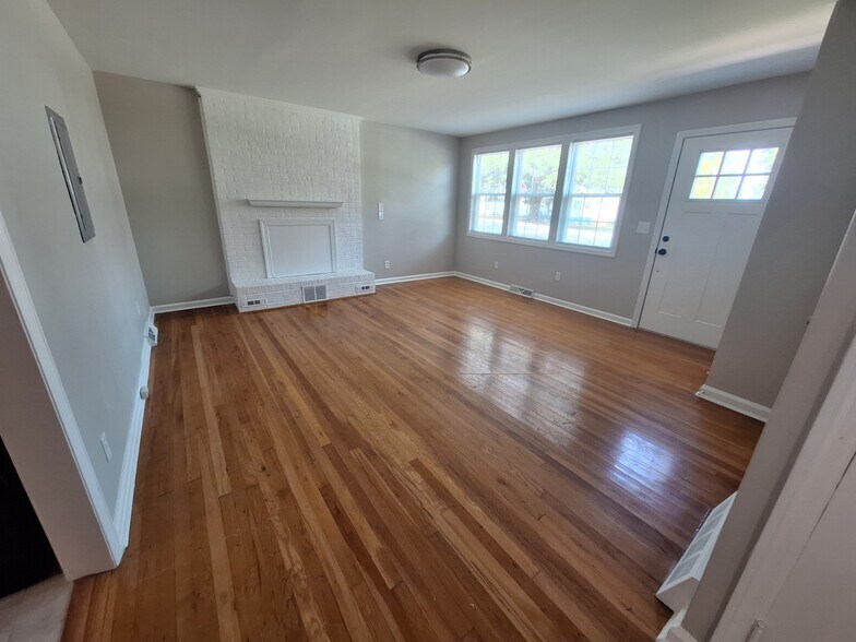 Building Photo - 700 Mial St