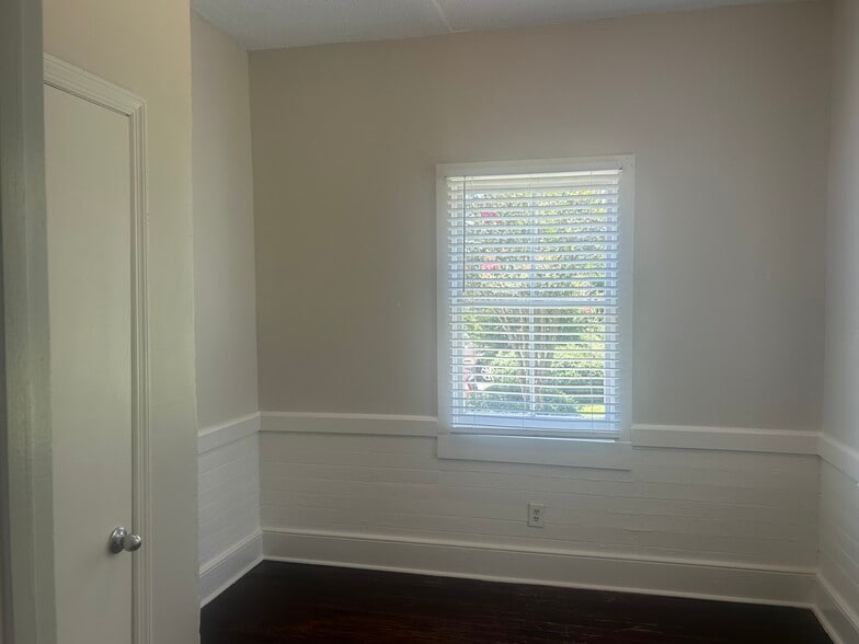 Building Photo - 520 E Hall Ln
